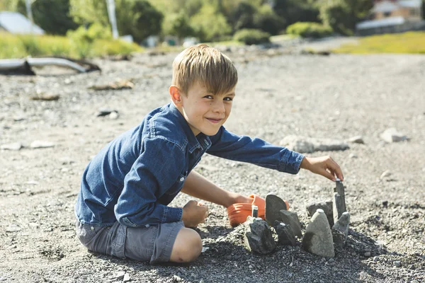 Bedårande pojke på stranden för semester — Stockfoto