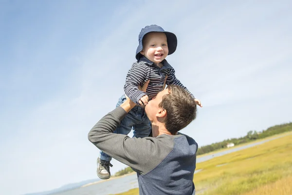 Vader spelen zoon kant van het strand — Stockfoto