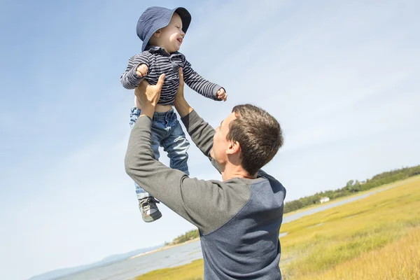 Pai jogar filho lado da praia — Fotografia de Stock