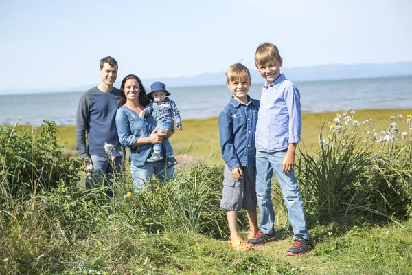 Plajda eğlenmek bir aile portresi — Stok fotoğraf