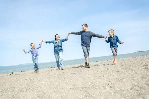 Portrait d'une famille qui s'amuse à la plage — Photo