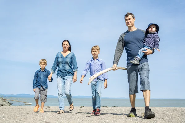 Portrait d'une famille qui s'amuse à la plage — Photo