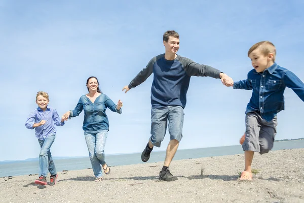 Retrato de uma família se divertindo na praia — Fotografia de Stock