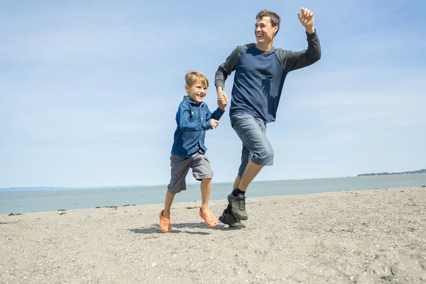 Père jouer côté fils de la plage — Photo