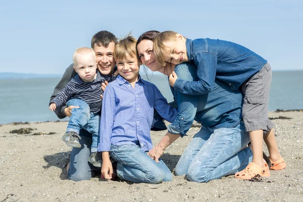 Porträt einer Familie, die Spaß am Strand hat — Stockfoto