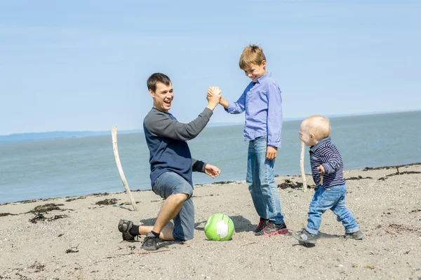 Père jouer côté fils de la plage — Photo