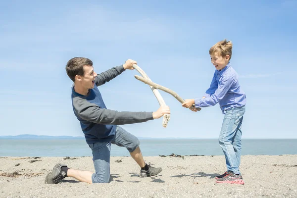 Père jouer côté fils de la plage — Photo