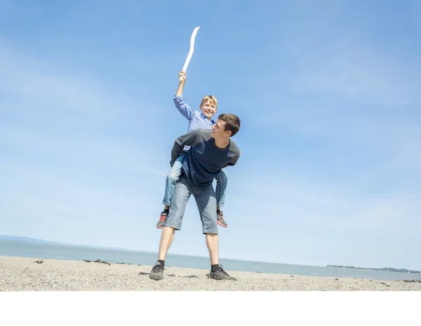 Pai jogar filho lado da praia — Fotografia de Stock