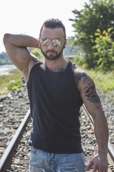 Een sexy man met tattoo — Stockfoto