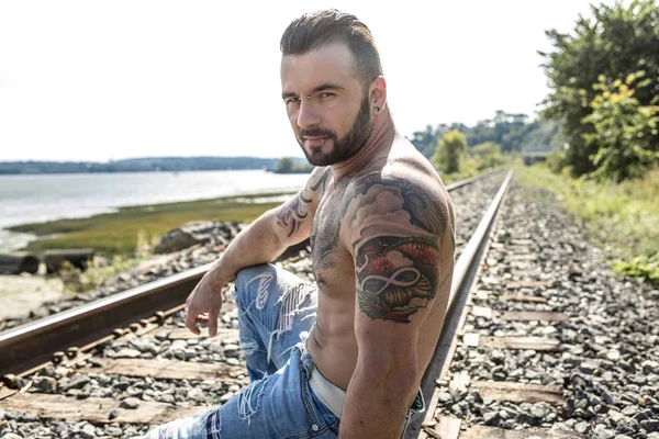 Sexy man z tatuaż — Zdjęcie stockowe