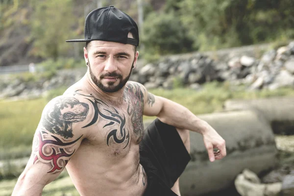 Sexy muž s tetováním — Stock fotografie