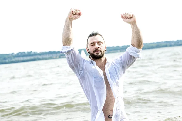 Un uomo sexy con tatuaggio — Foto Stock