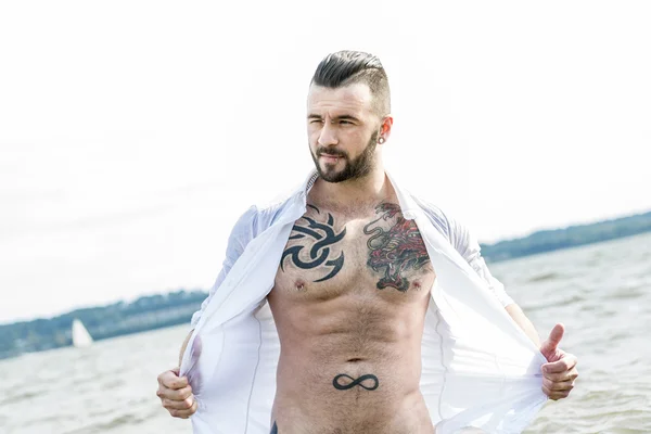 Sexy man z tatuaż — Zdjęcie stockowe