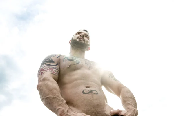 Seorang pria seksi dengan tato — Stok Foto