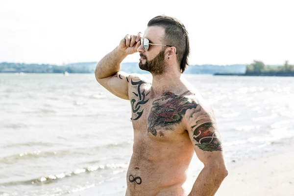 Сексуальный мужчина с татуировкой — стоковое фото