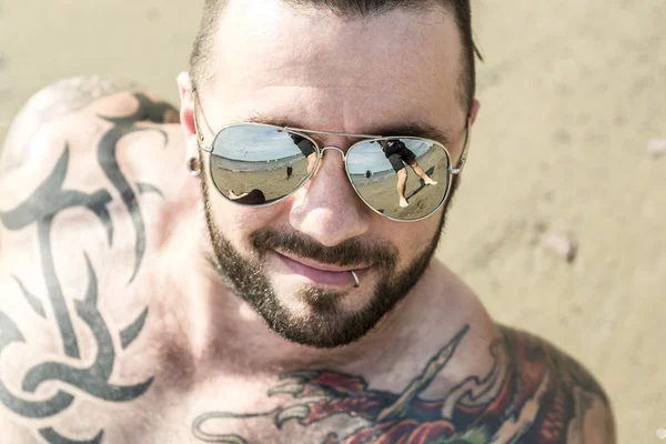 Un uomo sexy con tatuaggio — Foto Stock