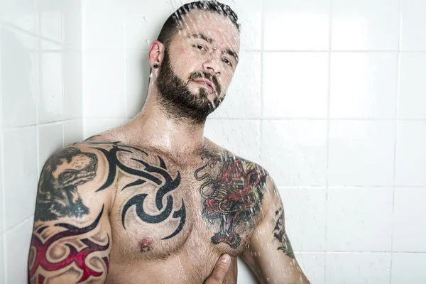 Сексуальный мужчина с татуировкой — стоковое фото