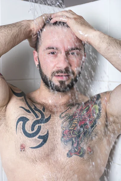 Een sexy man met tattoo — Stockfoto