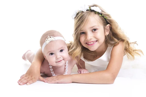 Retrato de duas irmãs em vestidos brancos — Fotografia de Stock