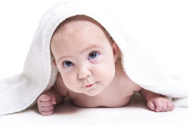 Drie maand baby onder witte handdoek geïsoleerd op wit — Stockfoto