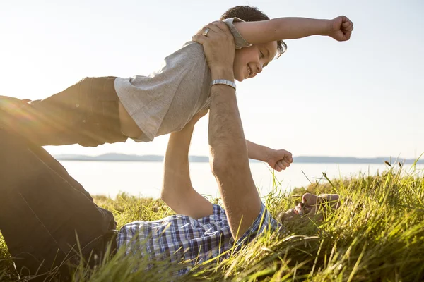 Père avec est fils au coucher du soleil — Photo