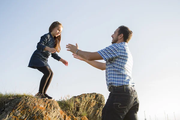 Far med är dotter på solnedgången — Stockfoto