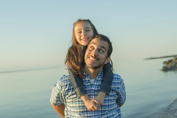 Father with is daughter at the sunset — Stock Photo, Image