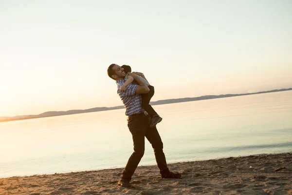 Padre con su hijo al atardecer — Foto de Stock