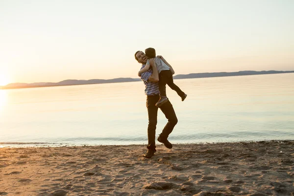 Père avec est fils au coucher du soleil — Photo