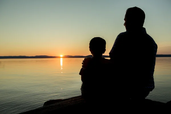 Far med är son på solnedgången — Stockfoto