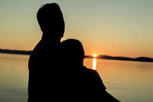 Батько з сином на заході сонця — стокове фото