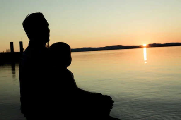 Padre con è figlio al tramonto — Foto Stock