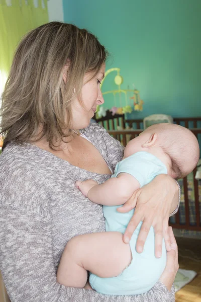 Mor med sin baby — Stockfoto