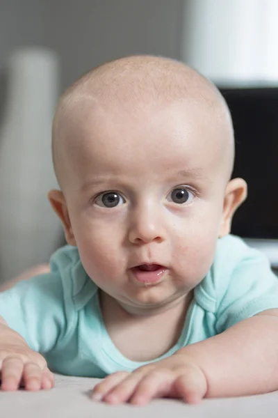 4 maand oude babyjongen is opleggen van haar buik thuis — Stockfoto