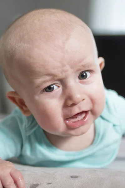 4 månader gammal pojke är om på hennes mage hemma — Stockfoto