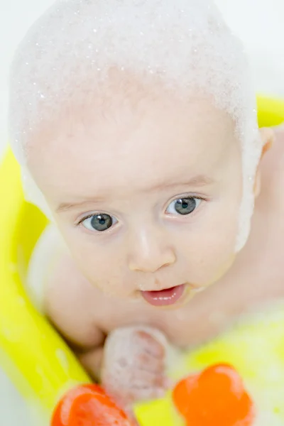 Mousse pour bébé dans le grand bain — Photo