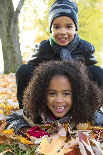 Kinder in der Blattsaison. die Herbstsaison — Stockfoto