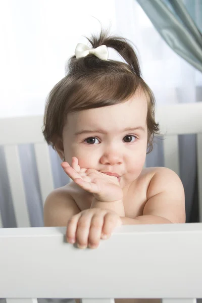 Säugling ruht und spielt in seinem kleinen Babybett — Stockfoto