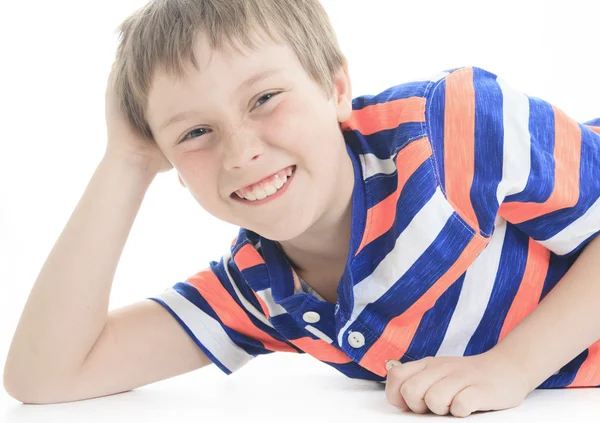 白い背景の陽気な笑みを浮かべて小さな男の子分離プロセス — ストック写真