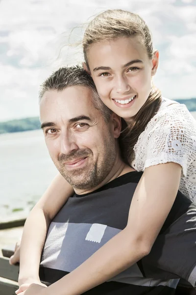 Père avec sa fille en mer se faire plaisir — Photo