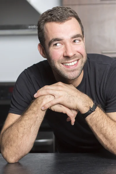 Portrait de jeune homme heureux à la maison — Photo