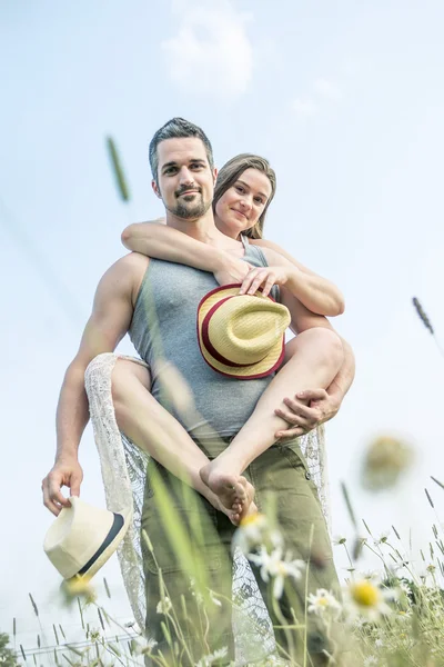 Jovem casal apaixonado ao ar livre ao pôr do sol — Fotografia de Stock