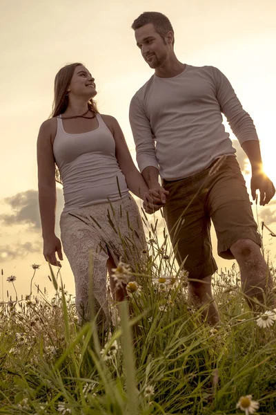 Pareja joven enamorada al aire libre al atardecer —  Fotos de Stock