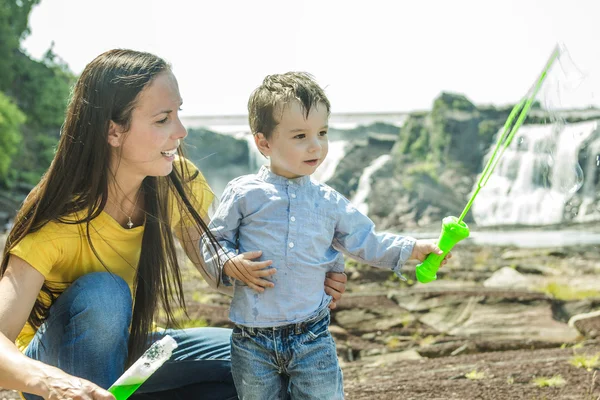 Mother and his son are making bubbles — Stock Photo, Image