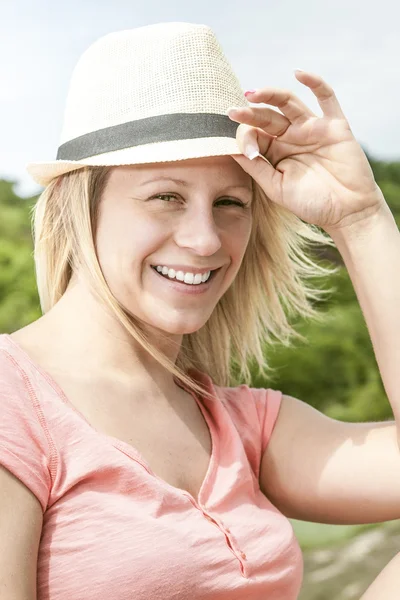 Donna sulla spiaggia con cappello — Foto Stock