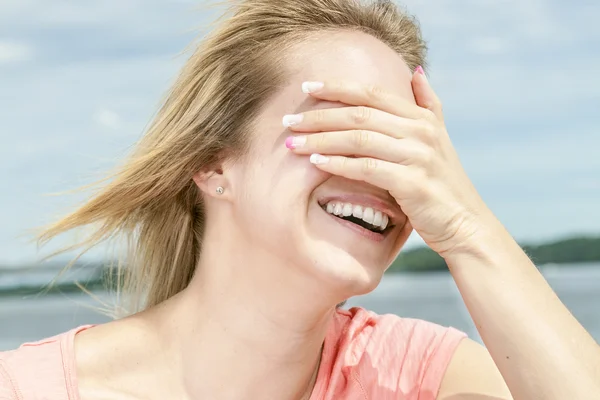 Girl portrait on the side of a sea — Stock Photo, Image