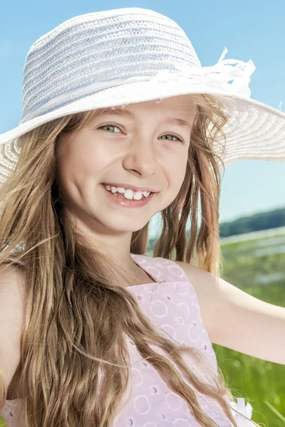 Giovane bella ragazza in spiaggia . — Foto Stock