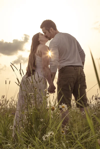 Jeune couple amoureux en plein air au coucher du soleil — Photo