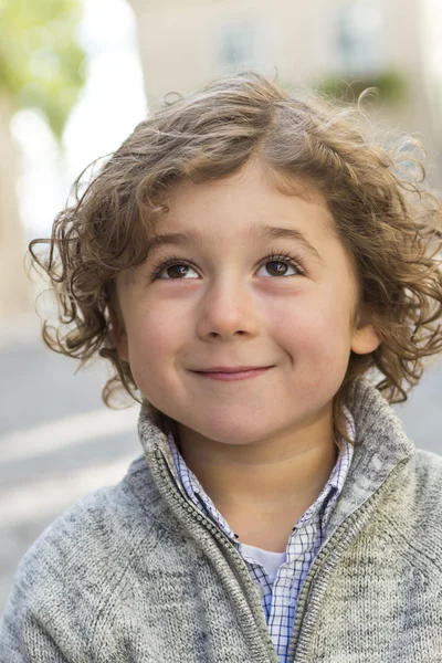 Porträtt av en pojke på en urban bakgrund — Stockfoto