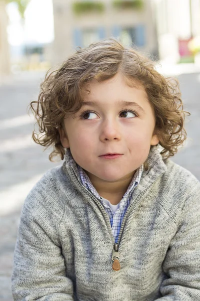 Портрет мальчика на городском фоне — стоковое фото